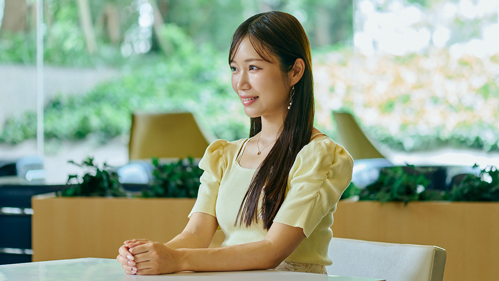 インタビュー中の内山法子さん