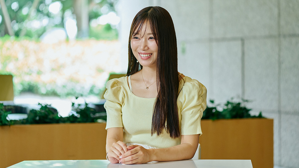 笑顔でインタビューに答える内山法子さん