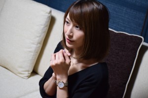 真剣な表情の岡本麻里