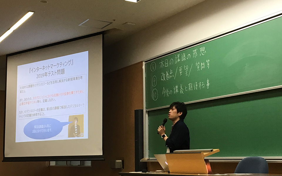 大学での講義風景中（この年はテクノロジーを活用した新規事業提案書作成をテスト課題といたしました。）