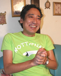 『ＭＯＴＴＡＩＮＡＩ』プロジェクトＴシャツ を着て語るルー氏。