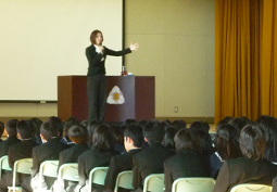 生徒に思いを伝える武田氏