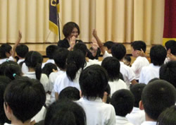 生徒に囲まれる武田氏